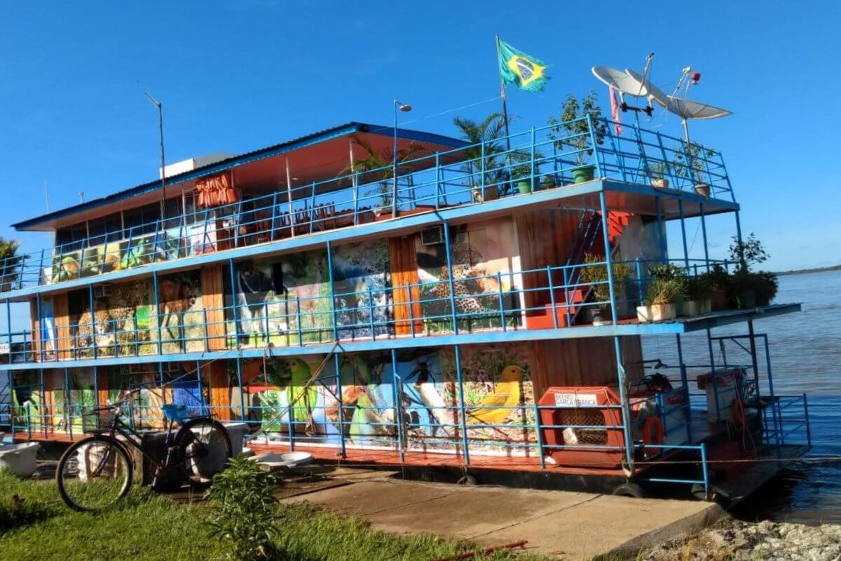 Barco Hotel Garça Branca navegando no Rio Araguaia